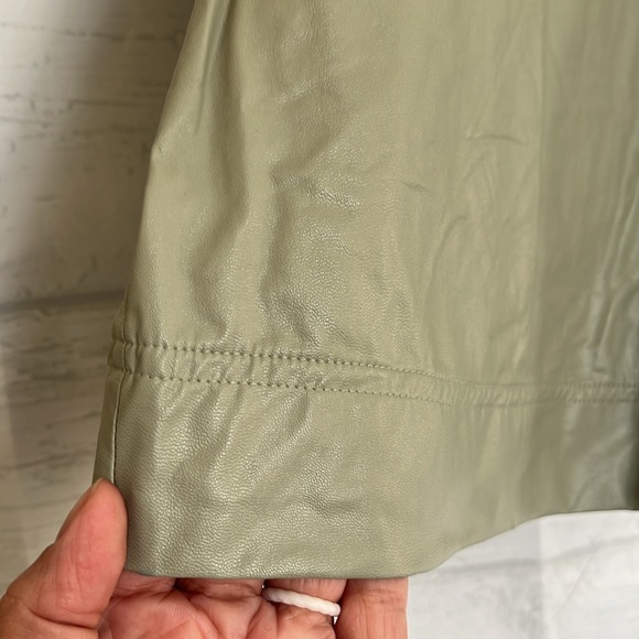 NWT Prologue Light Sage Green Short Sleeve Top Faux Leather Size M - Picture 6 of 15